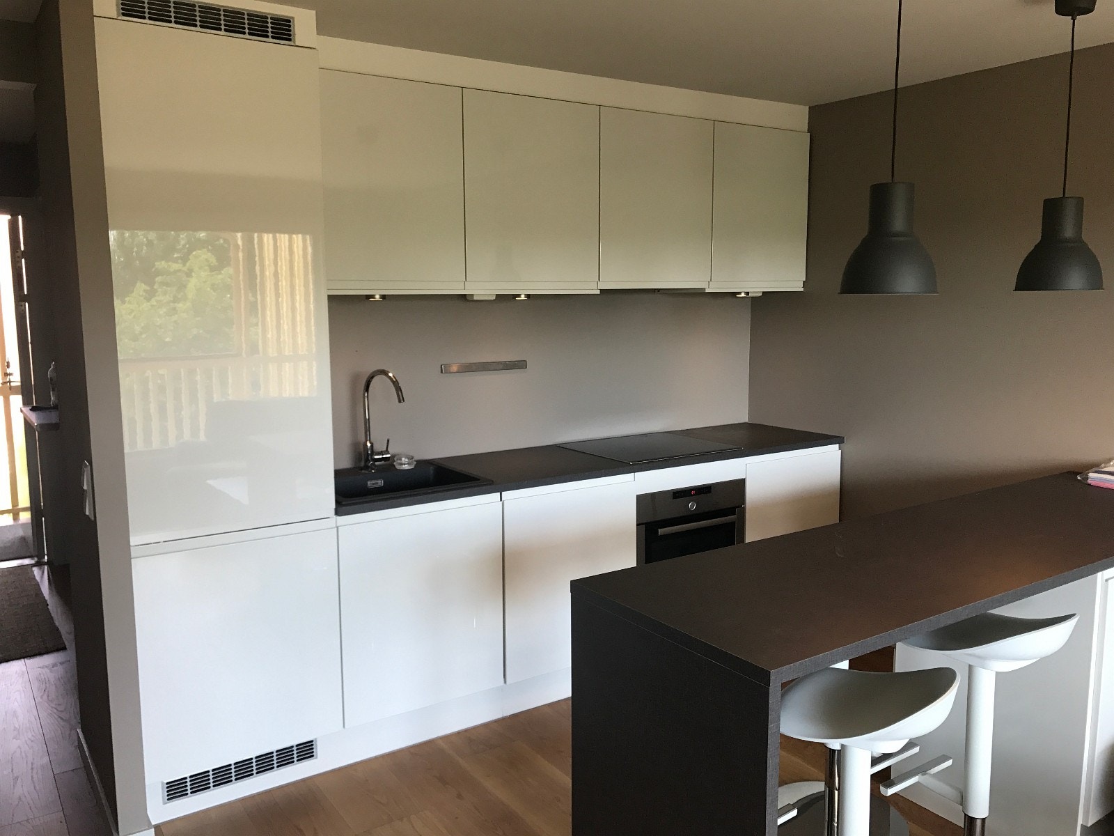 Integrerte hvitevarer, Kjøl/frys, oppvaskmaskin og komfyr koketopp. Galleribilde