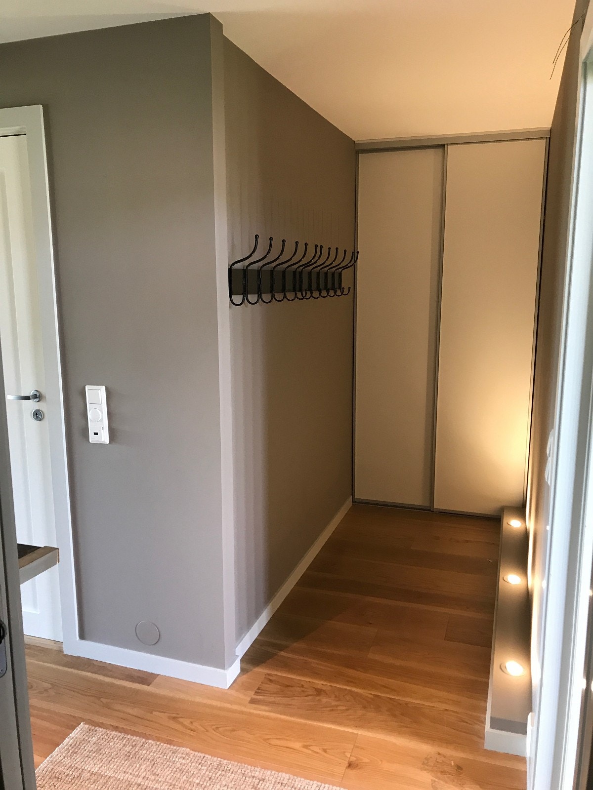 Bra med garderobeplass i entrè Galleribilde