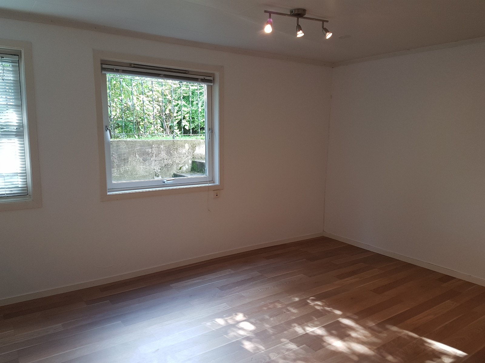 Stue sett uten møbler Galleribilde