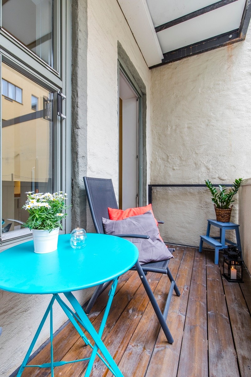 Romslig balkong med god plass til både sittegruppe og grill Galleribilde