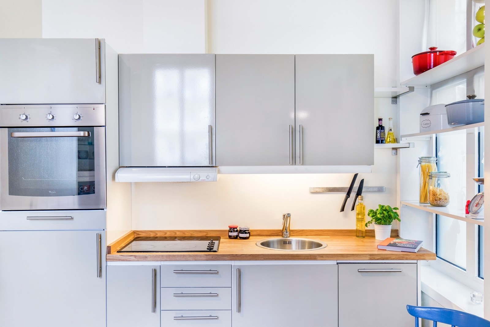 Delikat Ikea kjøkken fra 2006 med grå høyglans fronter og heltre eik benkeplate. Galleribilde