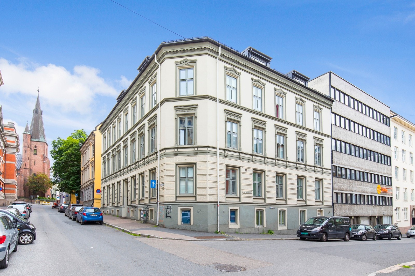 Flott klassisk bygård med sentral beliggenhet på Meyerløkka. Hele gården gjennomgikk omfattende oppgraderinger i 2005 i forbindelse med med at gården ble omgjort til leiligheter. Galleribilde