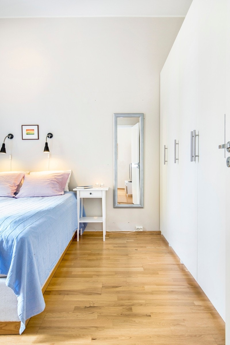 Soverommet er utstyrt med en stor garderobeseksjon som sikrer godt med lagring. Galleribilde