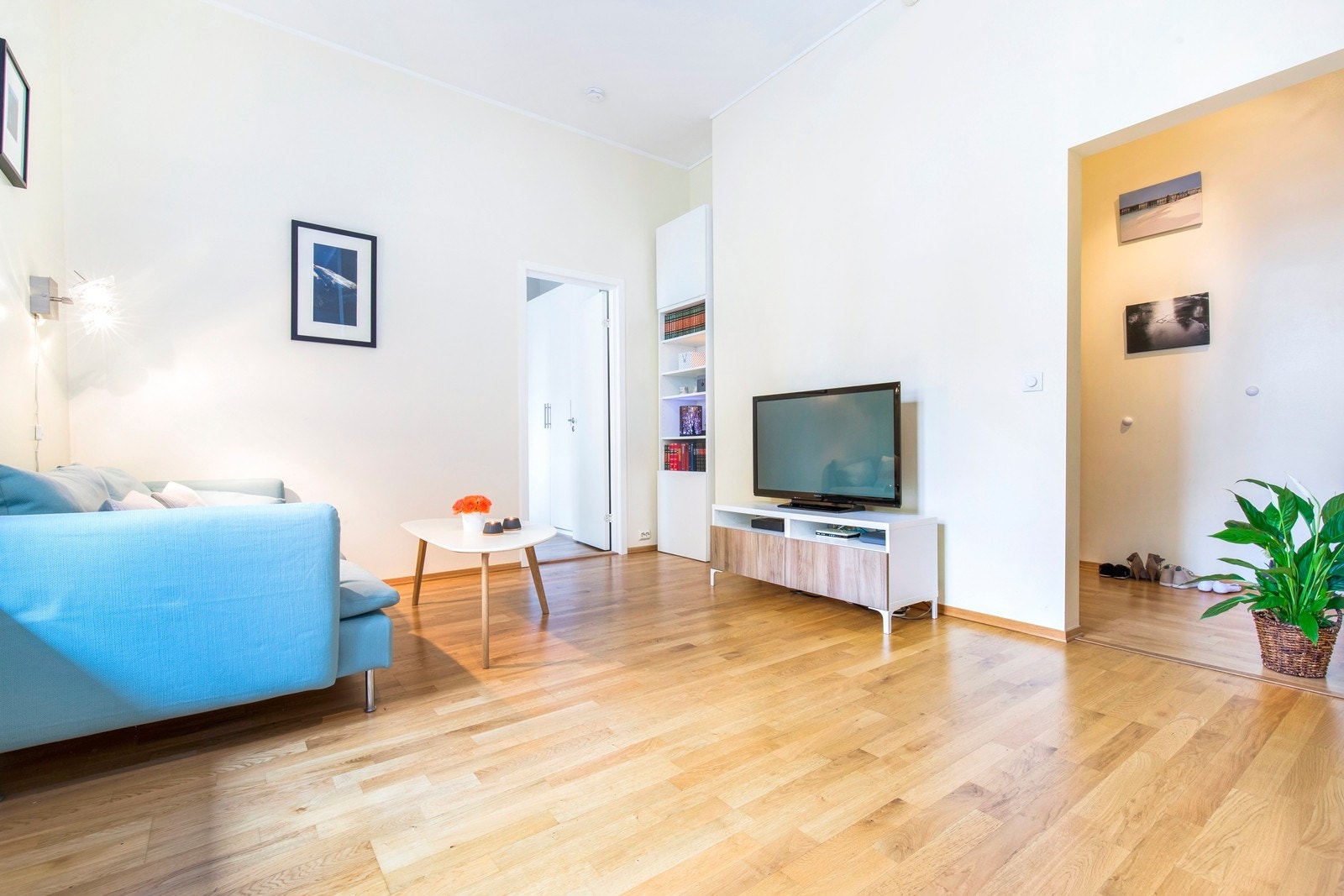 Romslig og veldimensjonert stue med god plass til sofagruppe. Galleribilde