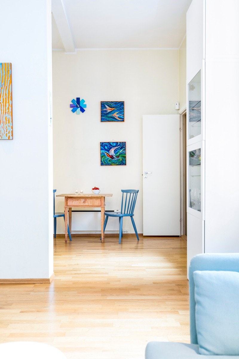 Leiligheten har en praktisk planløsning med åpen stue og kjøkkenløsning. Galleribilde