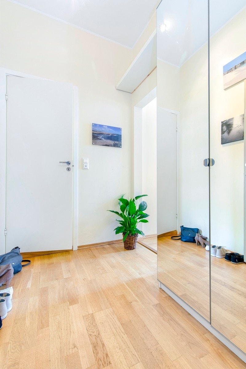 Romslig og innbydende entrè som er utstyrt med en stor speildørsgarderobe. Galleribilde
