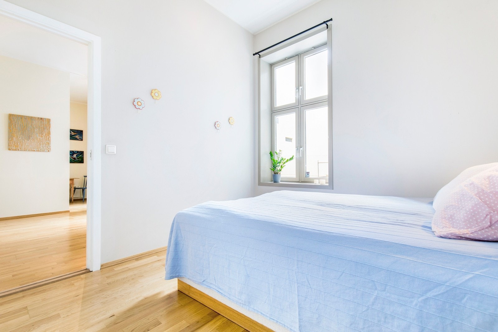 Med et romslig soverom med stor garderobe og god plass for dobbeltseng er det en velfungerende leilighet for par. Galleribilde