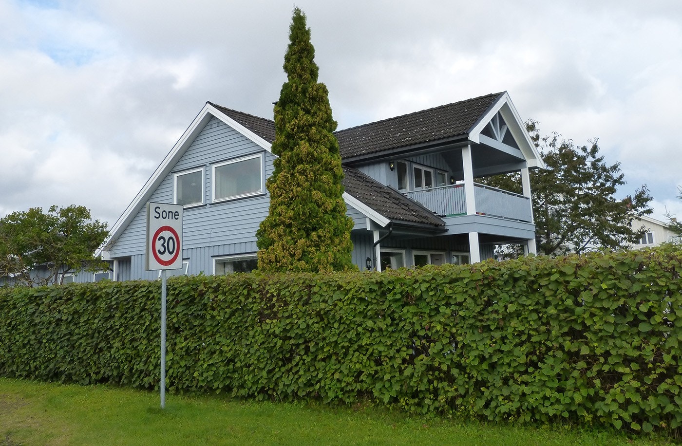 Leiligheten befinner seg i 2. etasje med egen stor balkong. Galleribilde