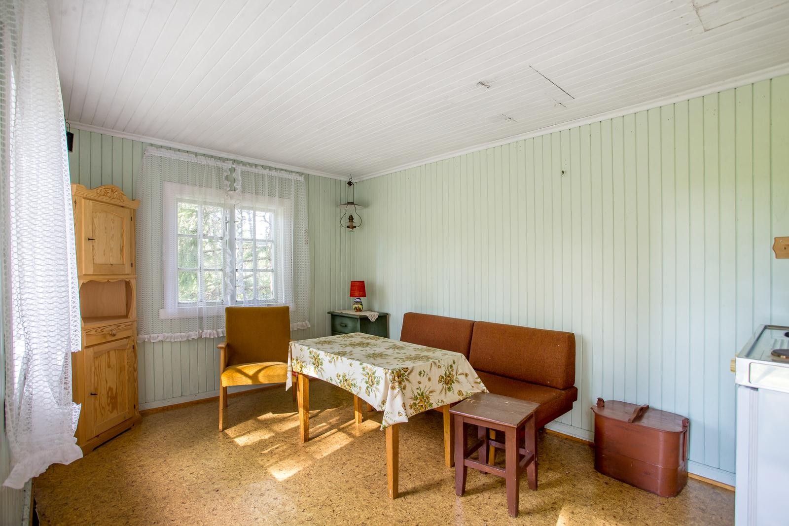 Hytta består av oppholdsrom med tekjøkken og kryploft. Galleribilde