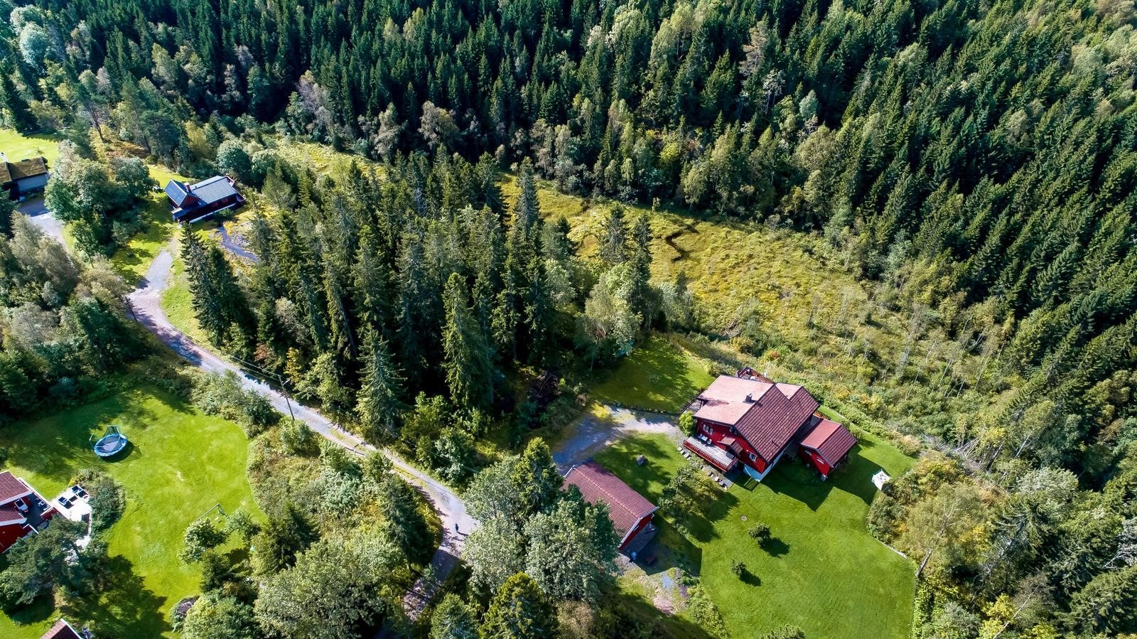 Minåsveien 5 på Sørbråten ligger nord for Maridalsvannet, kun 20 min kjøring fra Oslo by og 8 min gange til Movatn togstasjon. Galleribilde