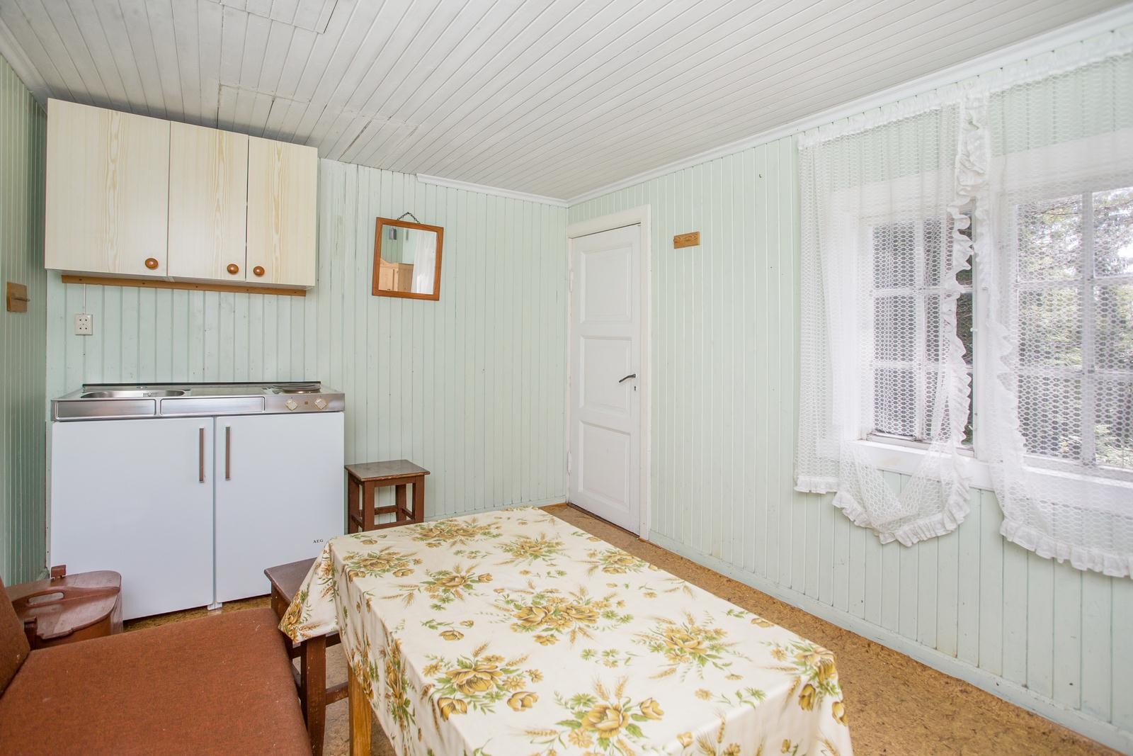 Hytta består av oppholdsrom med tekjøkken og kryploft. Galleribilde