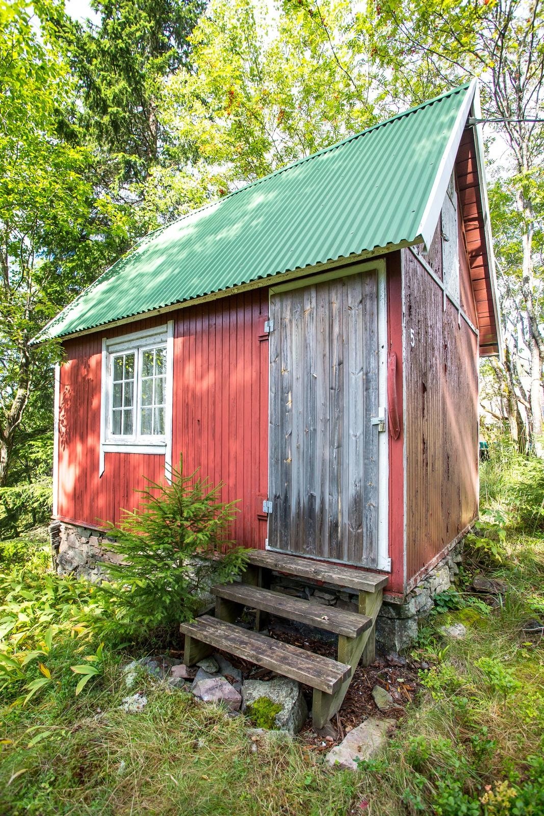 Hytta ligger på nordlig del av tomten. Galleribilde
