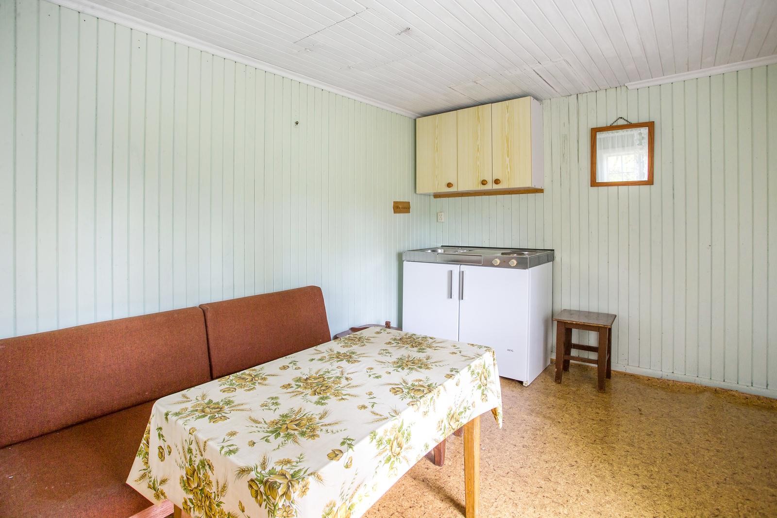 Hytta består av oppholdsrom med tekjøkken og kryploft. Galleribilde