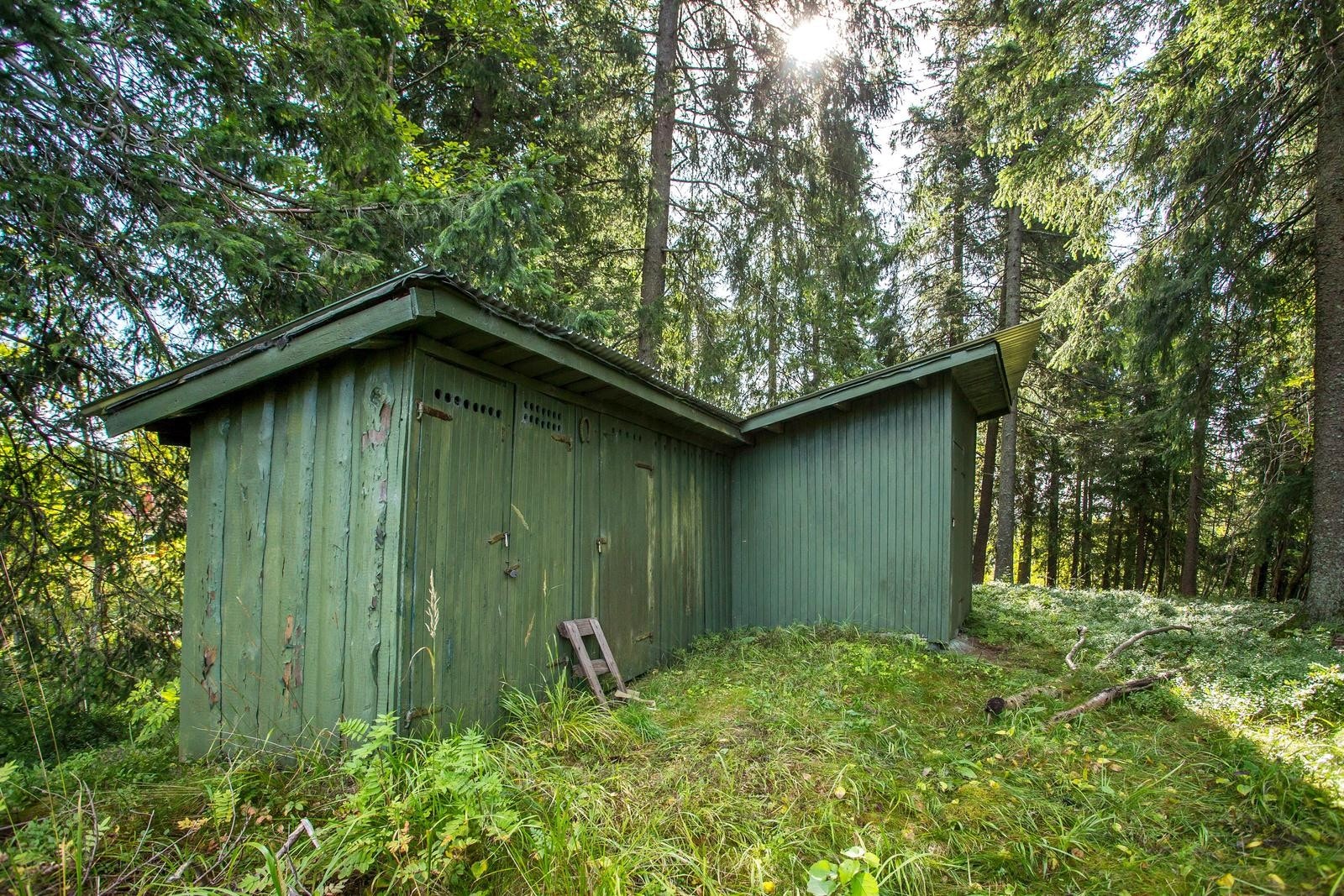 Uthus med utedo, vedskjul og lagerrom. Galleribilde