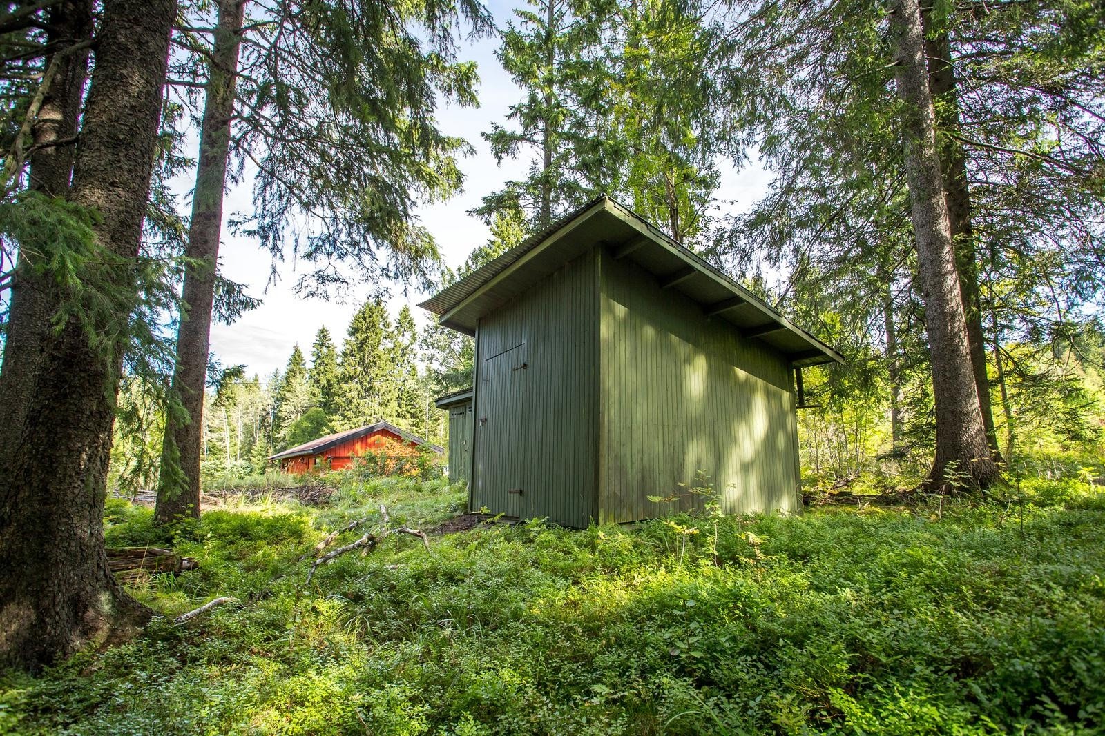 Uthus med utedo, vedskjul og lagerrom. Galleribilde