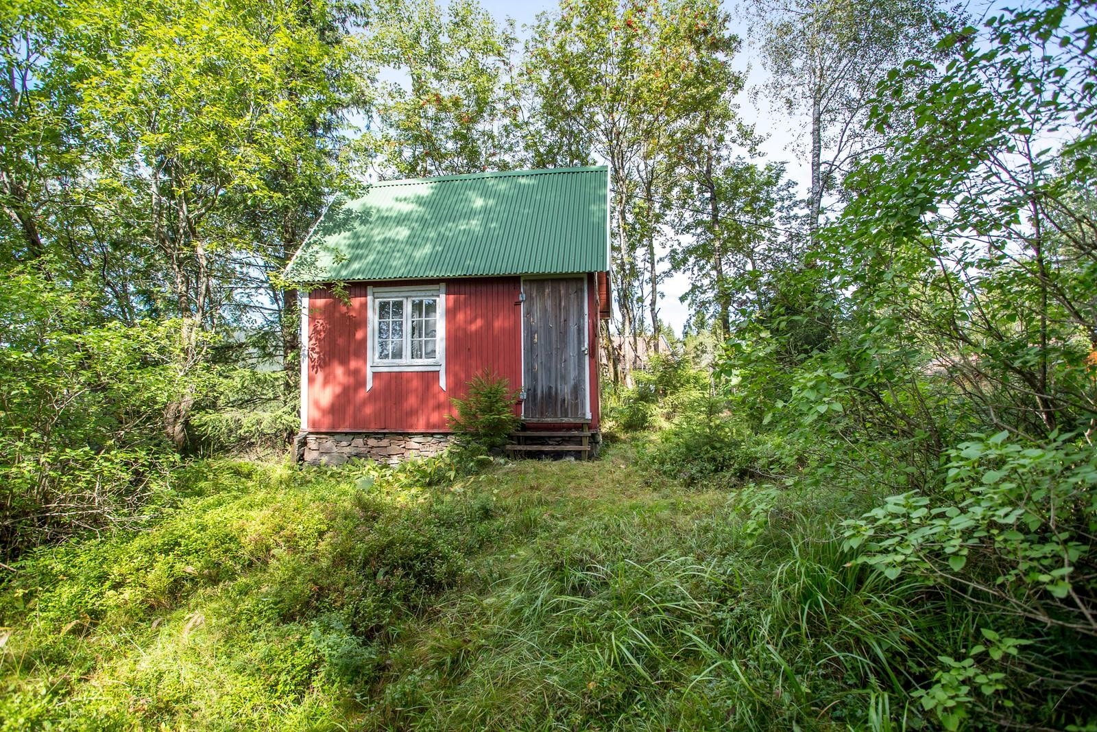 Hytta ble oppført i ca 1930 og er på 10 kvm. Enkel standard, med innlagt strøm. Galleribilde