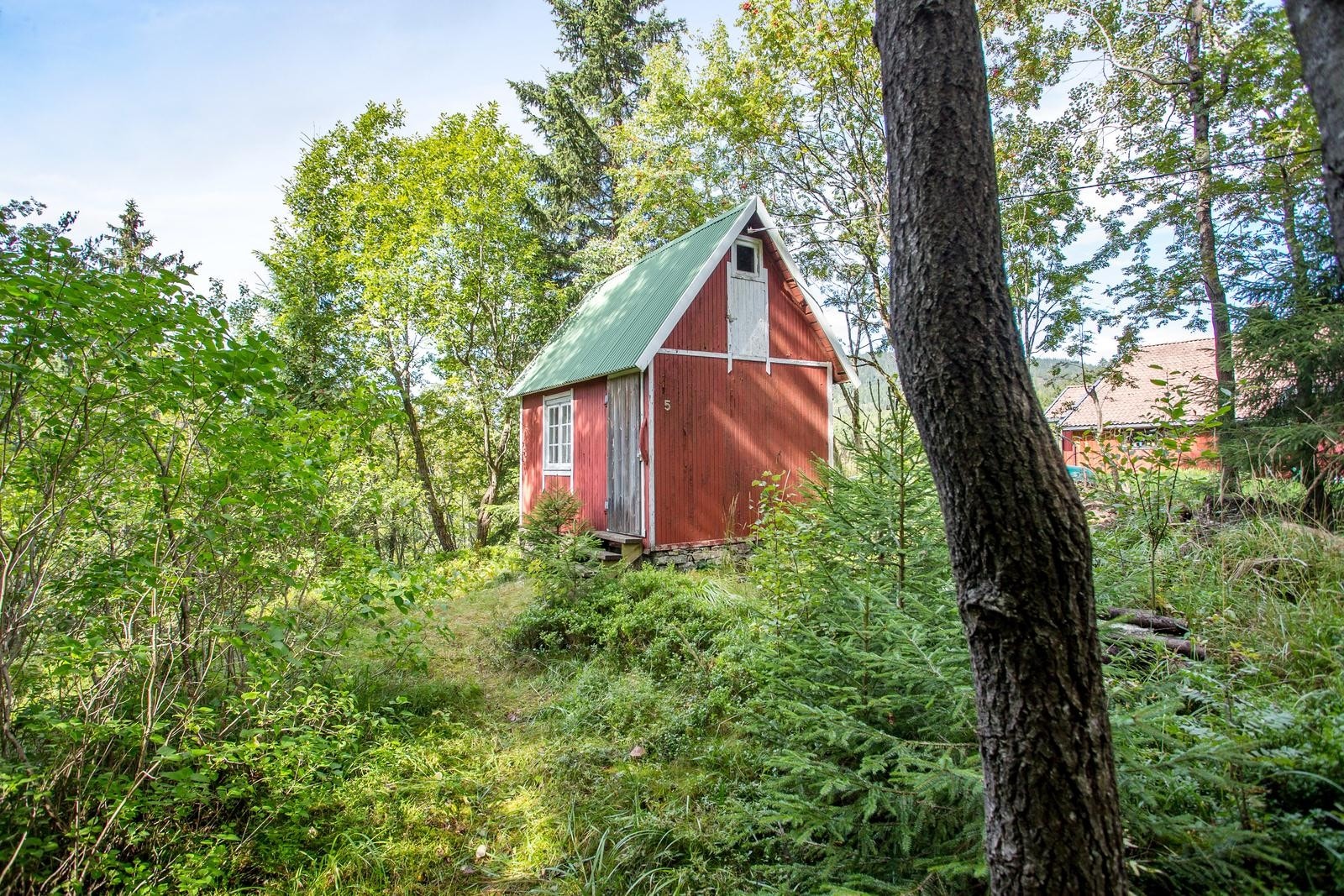 Eiendommen ligger fredelig og tilbaketrukket fra Sørbråtveien. Galleribilde