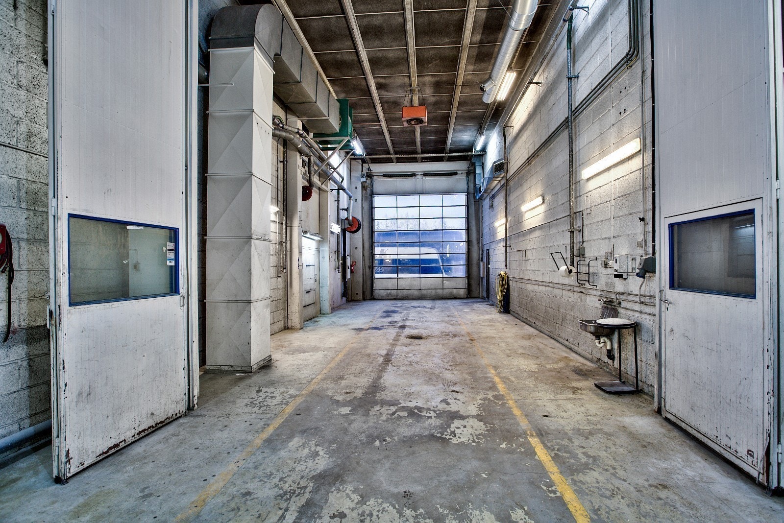 Hall med god takhøyde som egner seg godt som verksted/vask for større kjøretøy. Galleribilde
