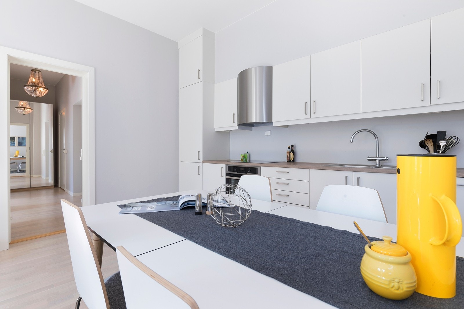 Romslig stue med åpen kjøkkenløsning. Praktisk planløsning gir godt med plass for både sofa og spisestue. Galleribilde