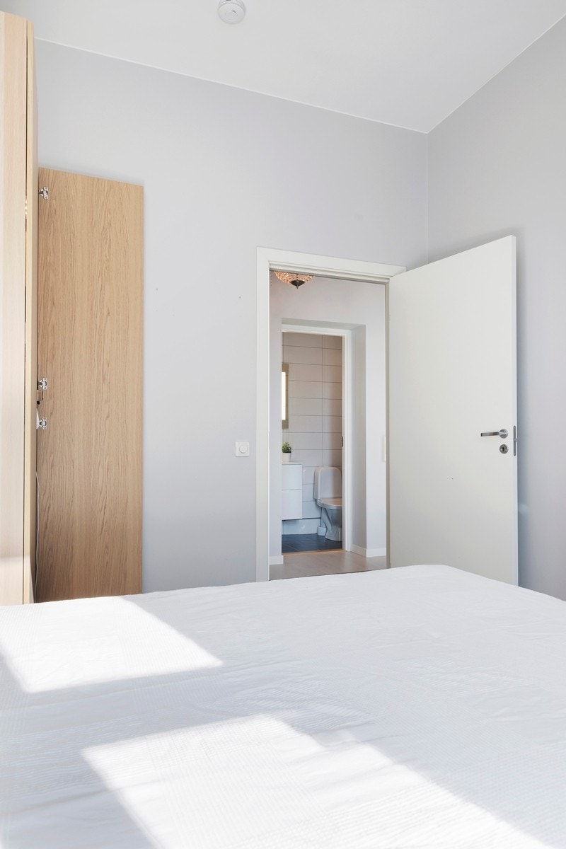 Romslig hovedsoverom med god plass for dobbeltseng og garderobe Galleribilde