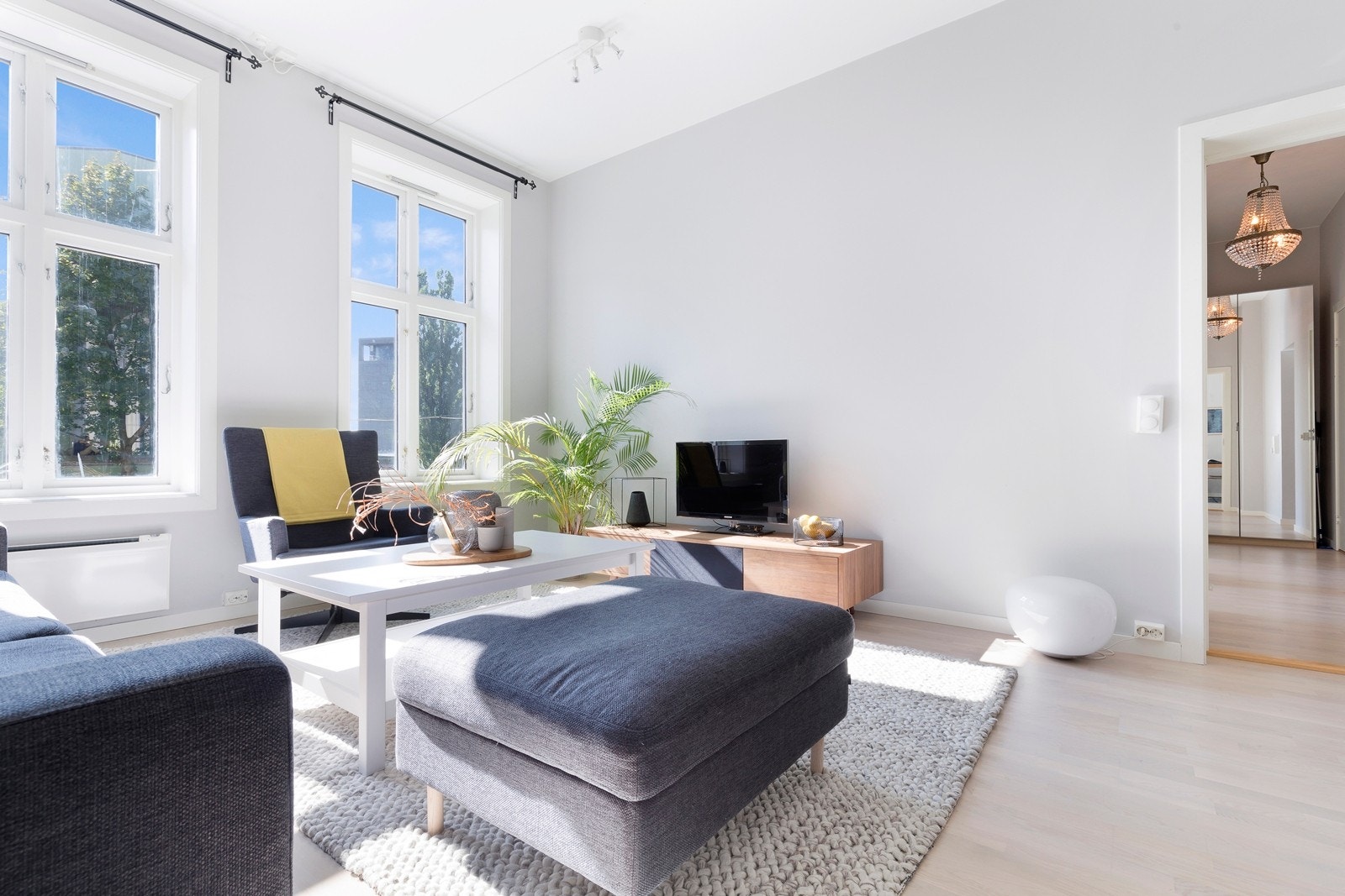 Generøs takhøyde og store vindusflater med fritt utsyn gir et klassisk særpreg til denne så eller moderne leiligheten. Galleribilde