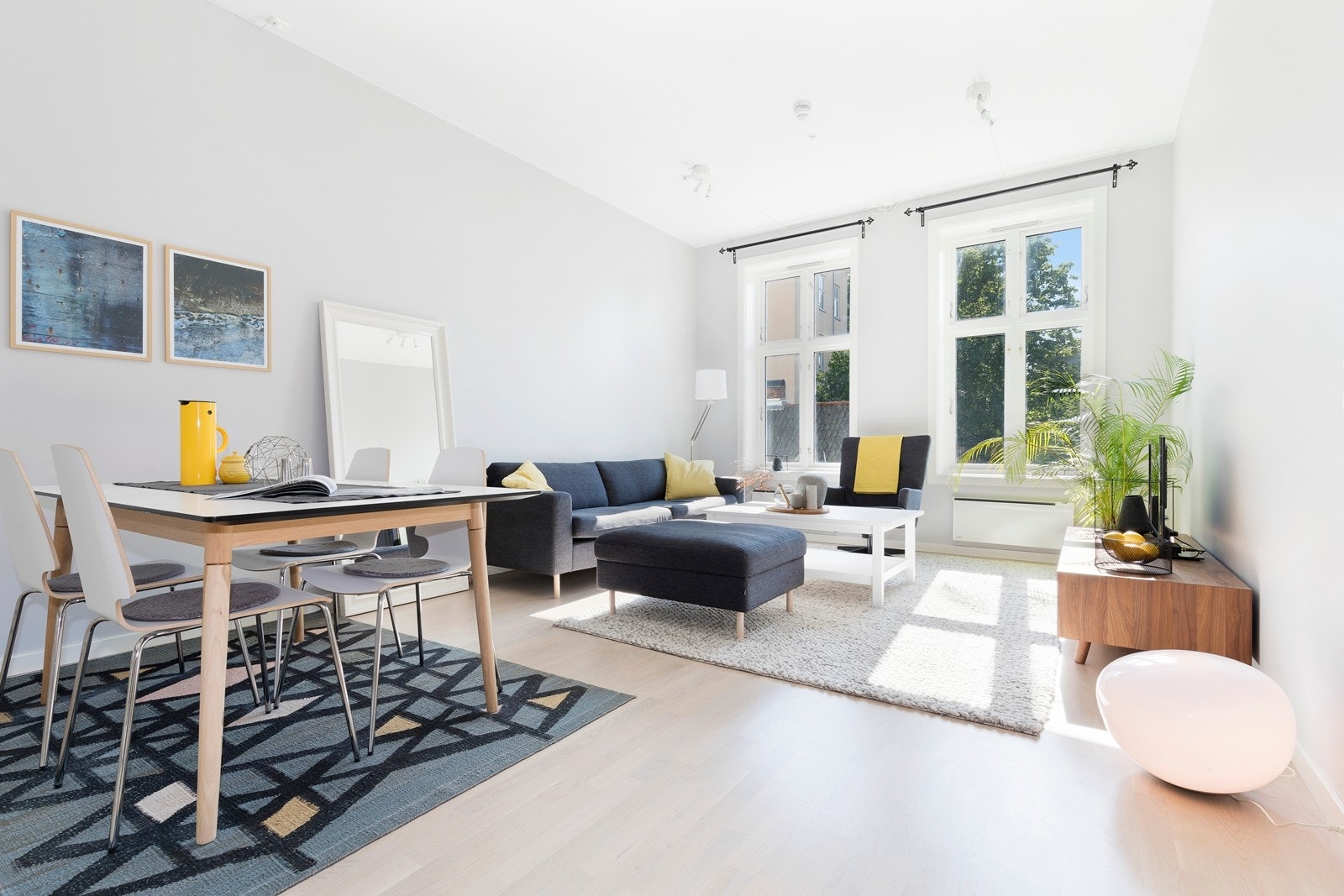 En stilig og arealeffektiv 3-roms leilighet med genial planløsning, en perfekt leilighet for deg som vil bo sentralt og urbant med nærhet til alt hovedstaden har å tilby. Galleribilde
