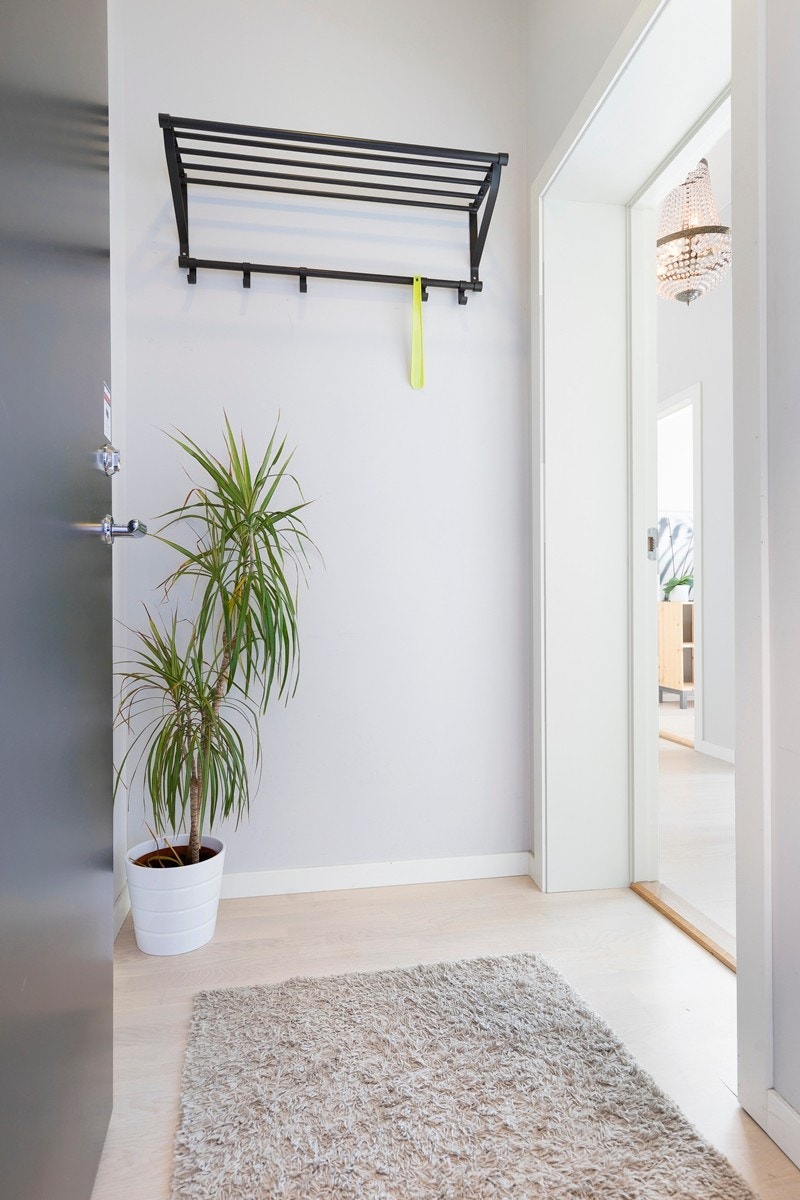 Innbydende entrè med godt med plass for garderobe. 3-stavs eikeparkett på gulv som går igjen i alle oppholdsrom Galleribilde