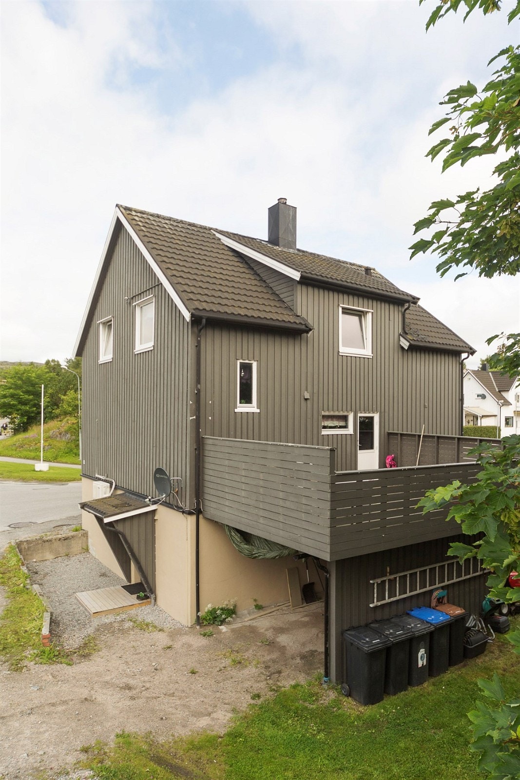 Fasade - Carport - Ligger i sentrum med gangavstand til alle sentrumsfunksjoner Galleribilde