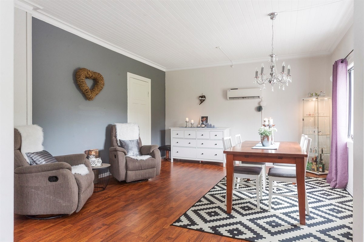 Hoveddelen har 3 stuer - Stor takhøyde og store gode rom Galleribilde