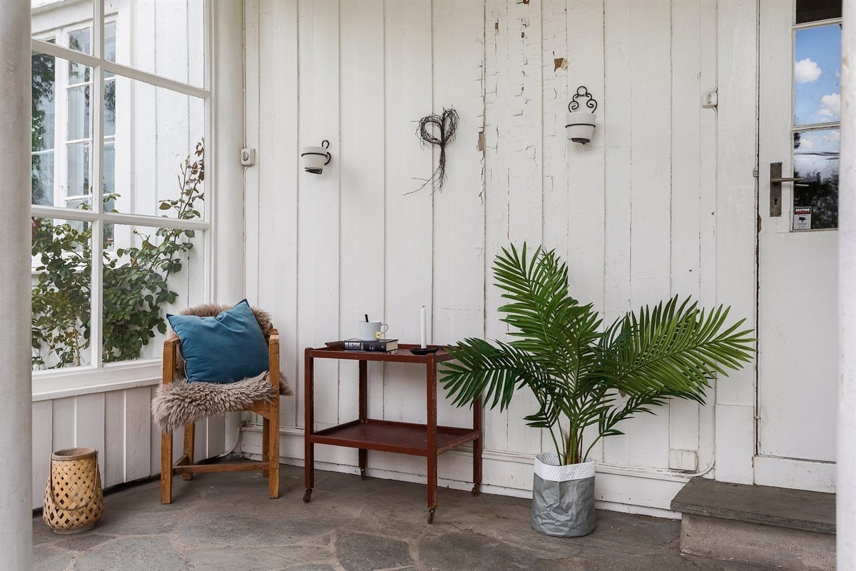 Fra stue/spisestue er det utgang til hyggelig overbygget terrasse og hage Galleribilde