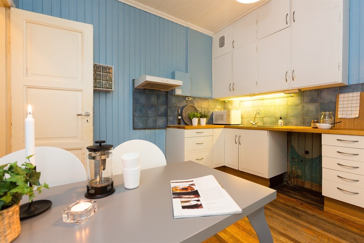 Romslig kjøkken med spiseplass Galleribilde