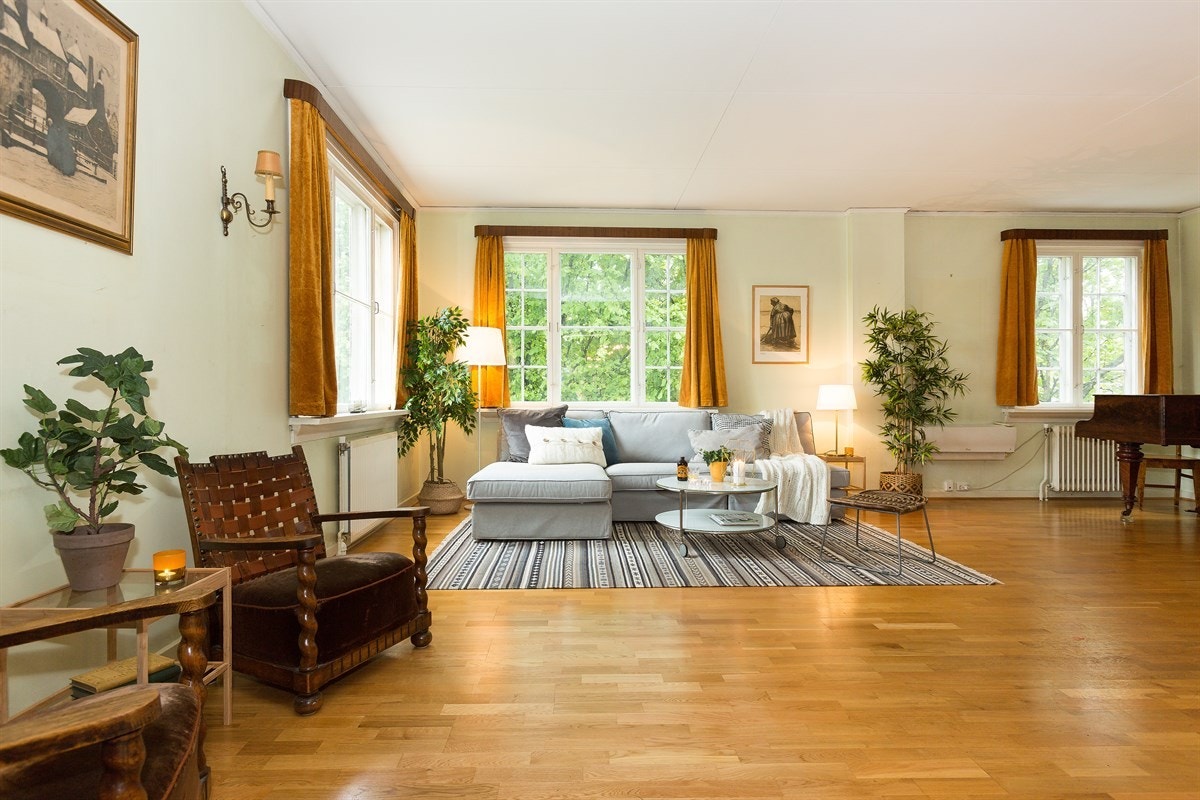 Stue med store vinduer som gir godt med lys Galleribilde