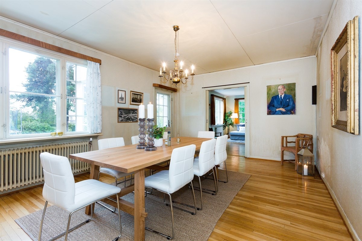 Fra spisestuen er det utgang til terrasse og hage Galleribilde