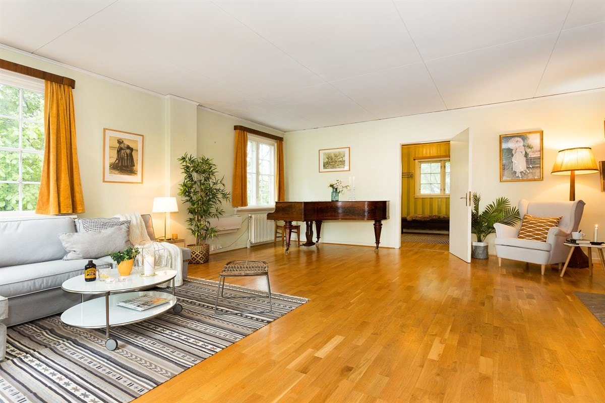 Stor stue med god takhøyde og peis Galleribilde