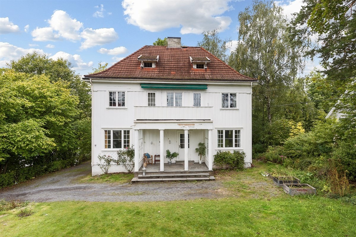 Fra boligen er det kort vei til offentlig kommunikasjon som buss og tog Galleribilde