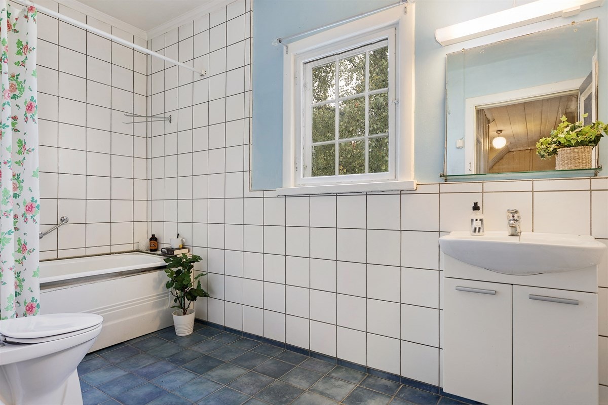 Flislagt bad i 2.etasje Galleribilde