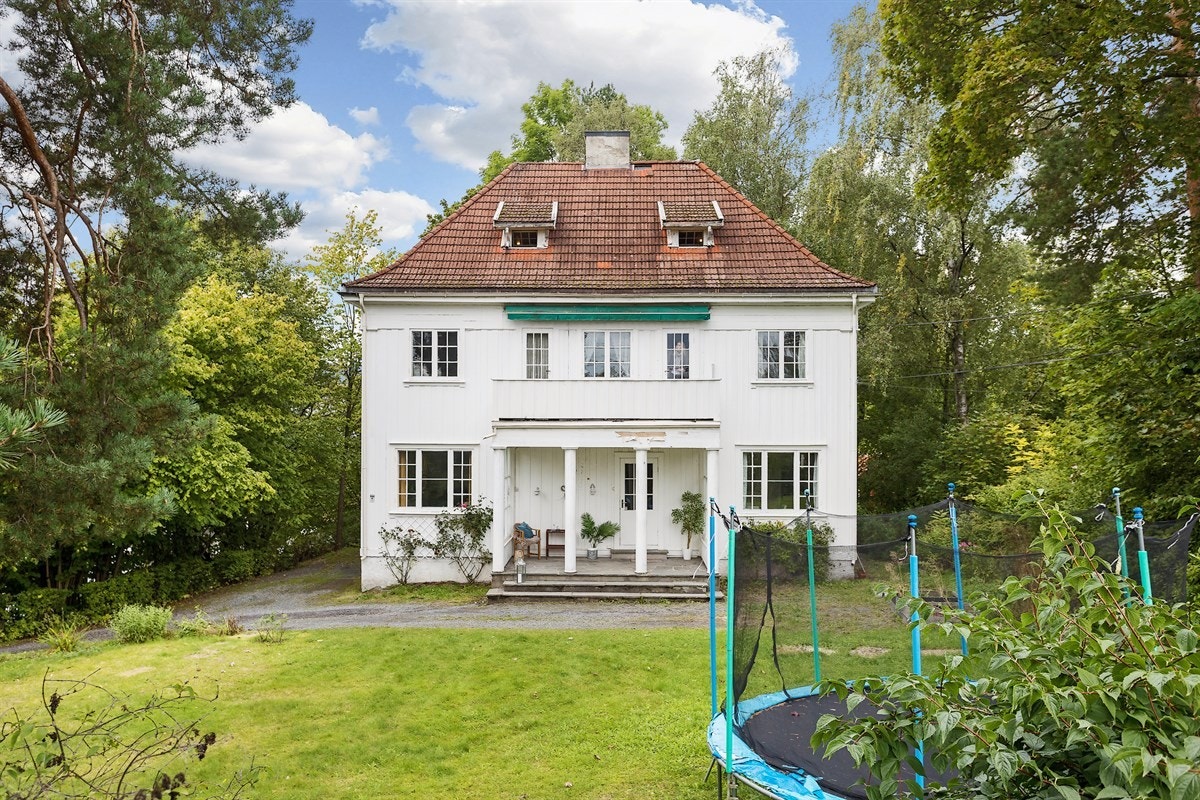 Velkommen til Mellemveien 7 - Fantastisk mulighet - Særdeles populær og sentral beliggenhet på Høvik - Presentert av Stian Holmen-Jensen og Julie Høstmark Galleribilde