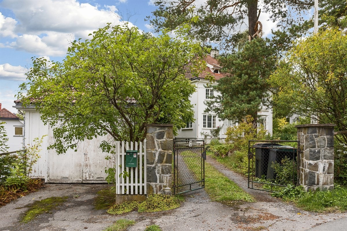 Tilhørende garasje med plass til 1 bil, ellers god plass til biloppstilling på egen tomt Galleribilde