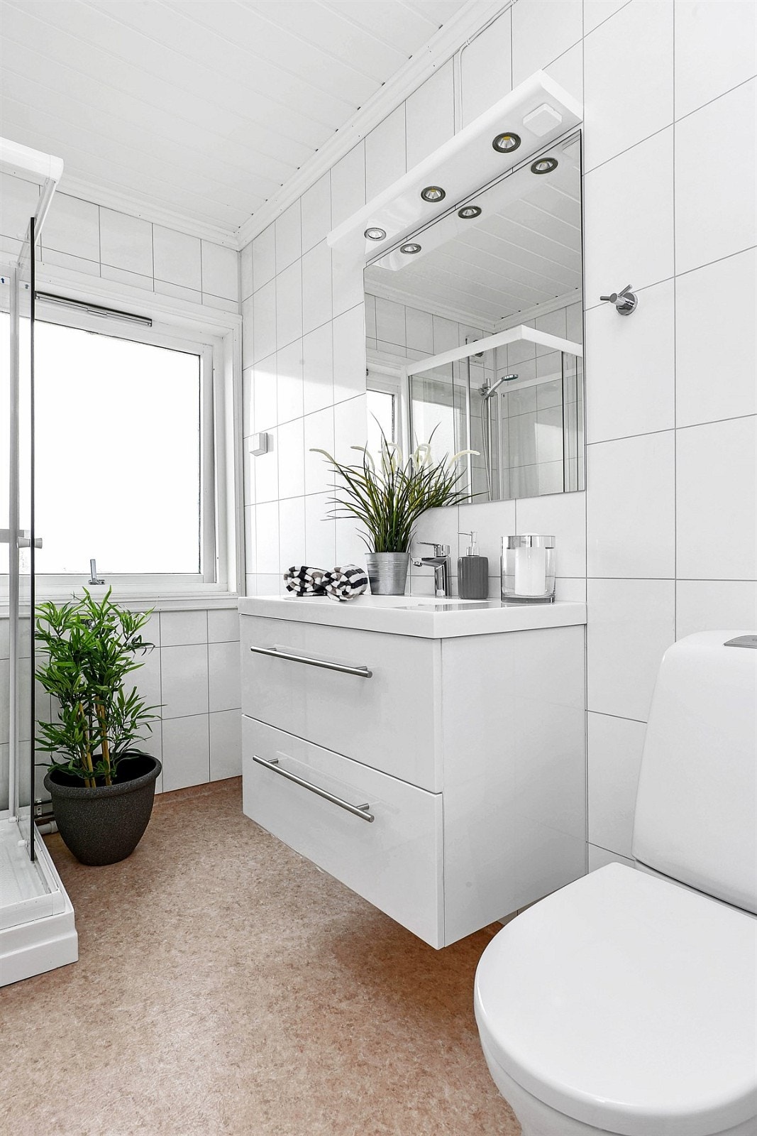 Badet er oppgradert. Badet har belegg på gulv, samt pene våtromsplater på veggene. Galleribilde