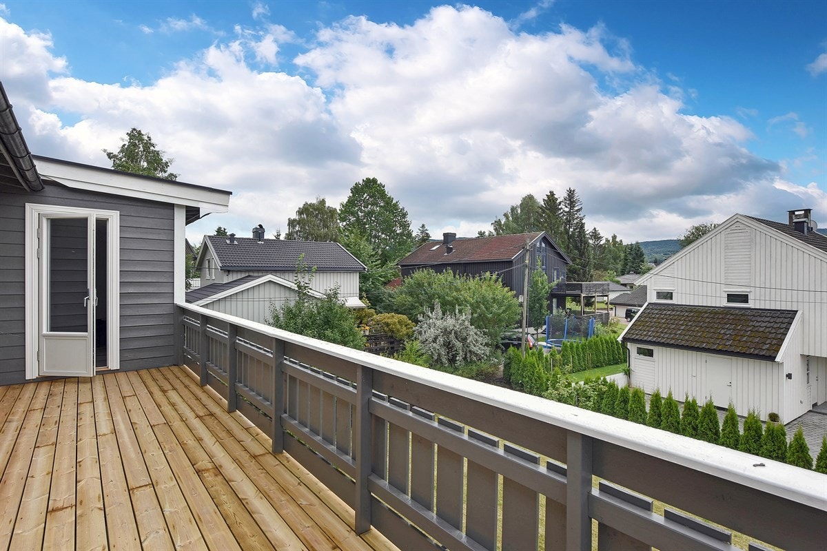Fra stuen er det utgang til en fin veranda med utsikt, hvor også solen kan nytes fra morgen til kveld. Galleribilde