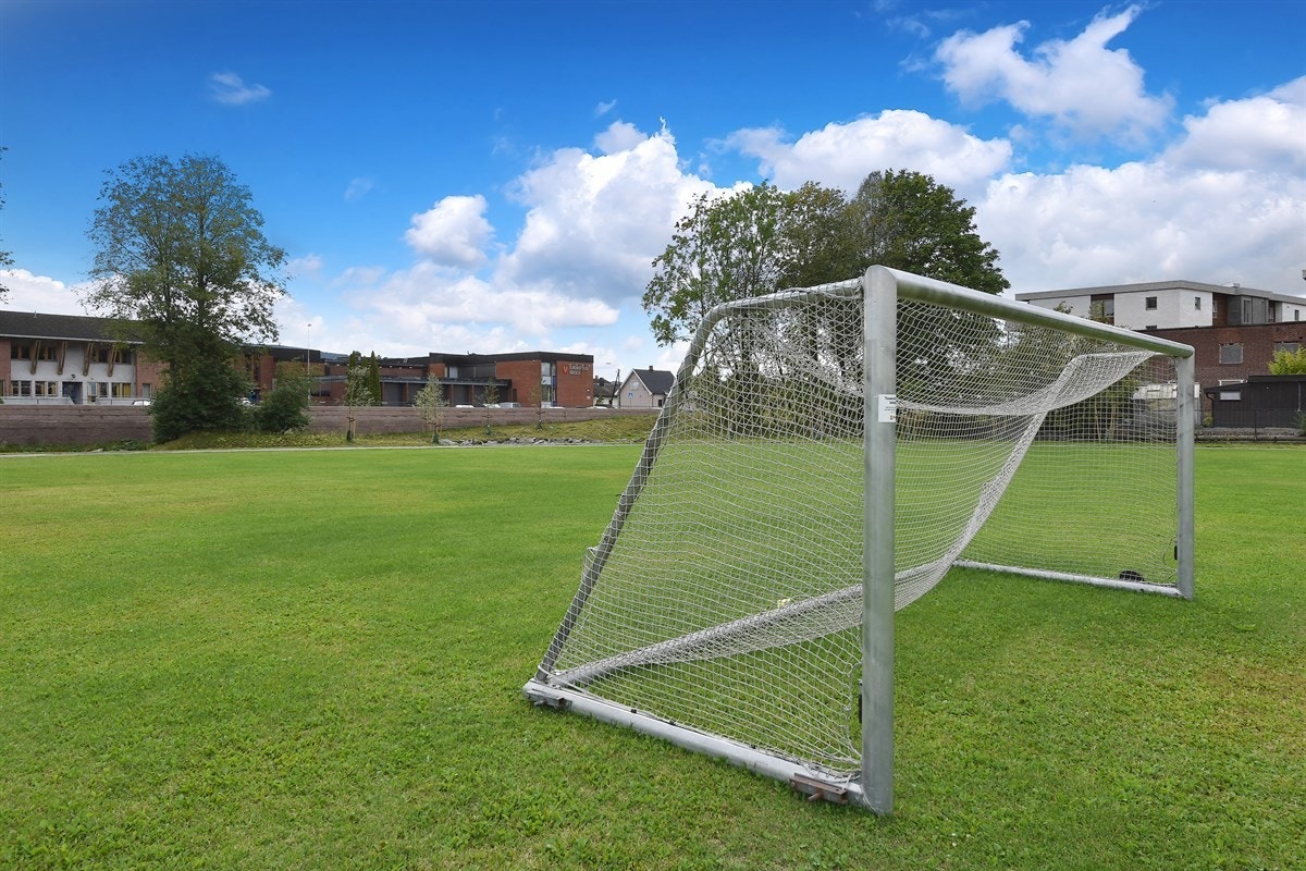Plassen har egen fotballbane. Galleribilde