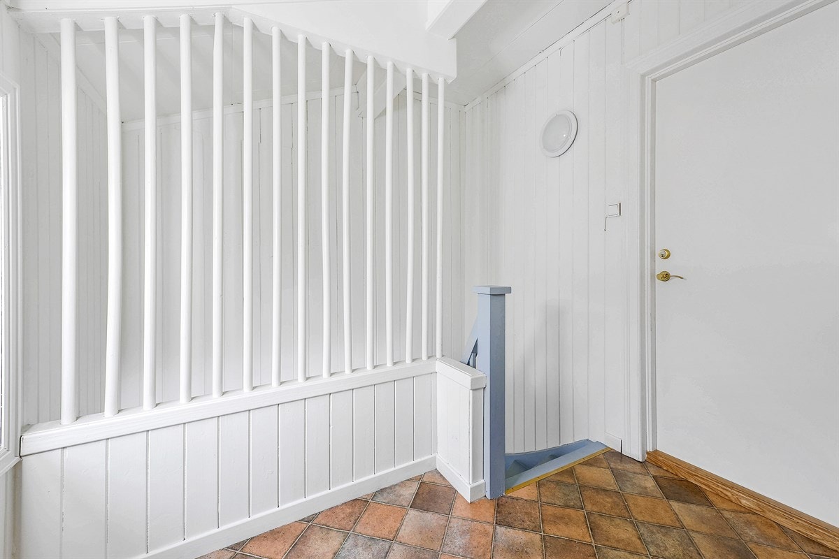 Trapperommet har belegg på gulv og vegger med lysmalt panel. Galleribilde