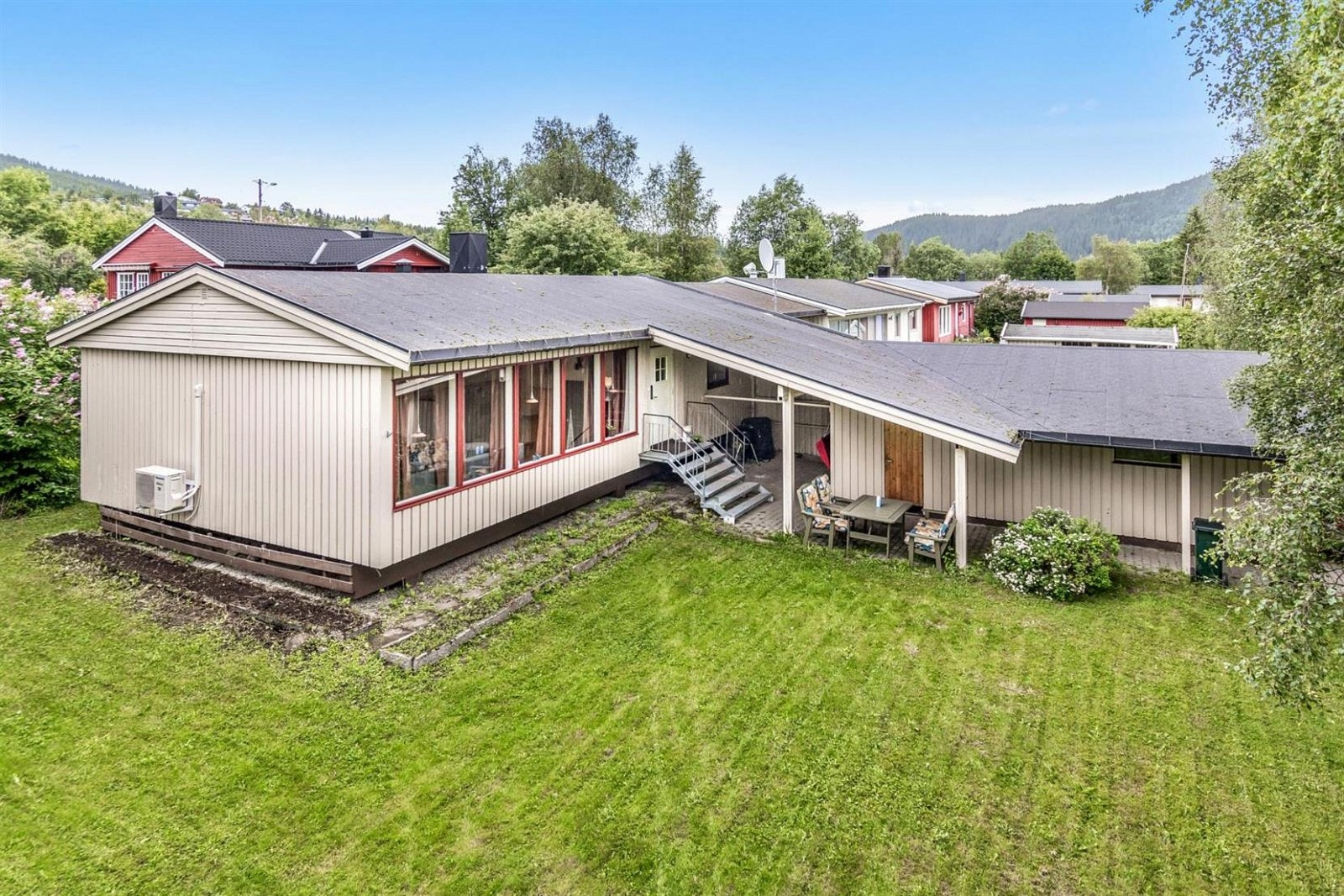 Enebolig i rekke med alt på et plan, stor dobbelgarasje og fin hjørnetomt. Galleribilde
