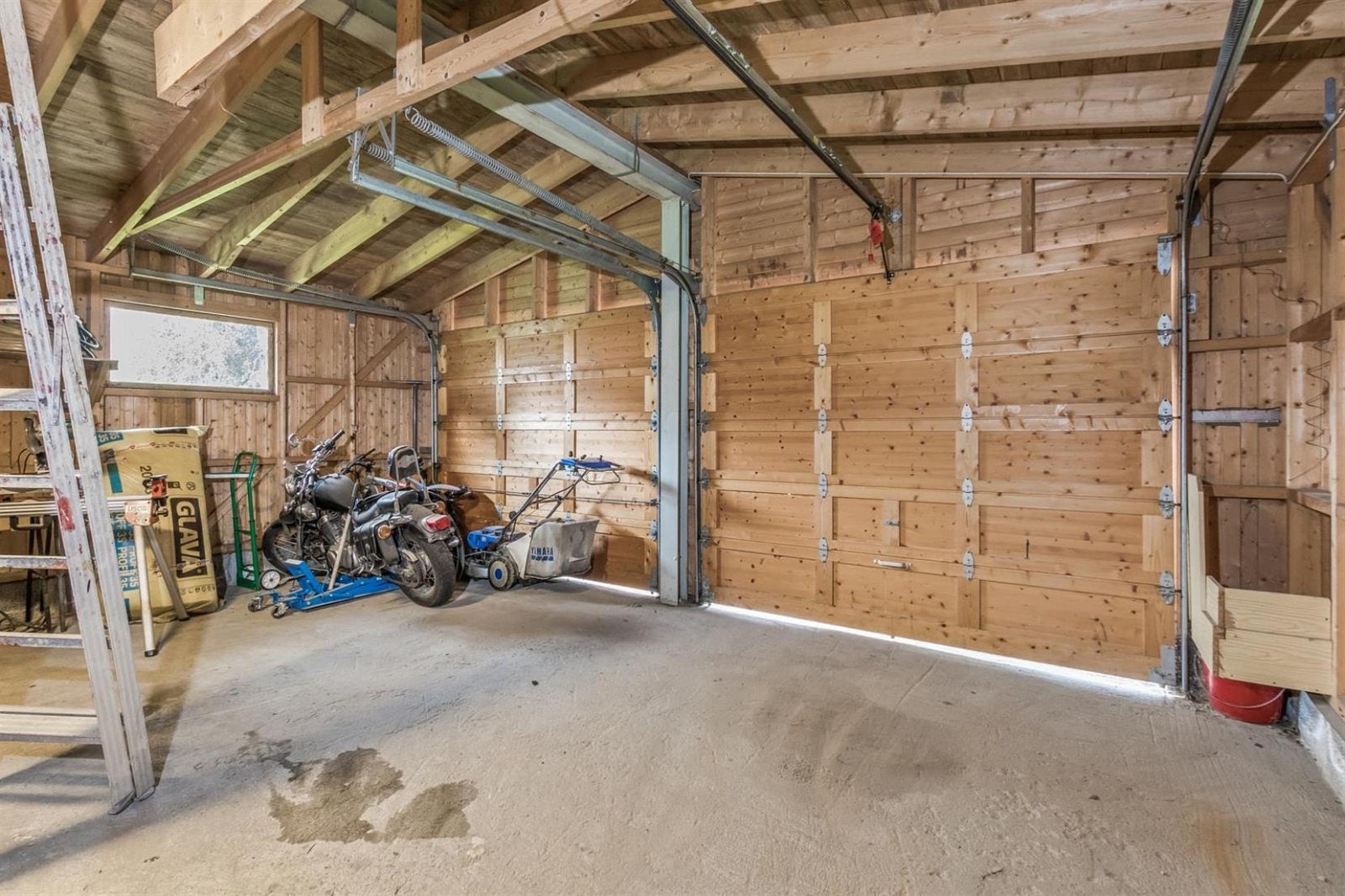 Stor dobbelgarasje på ca 46 m2 med god plass til oppbevaring. Garasjen er utstyrt med 2 stk leddporter. Galleribilde