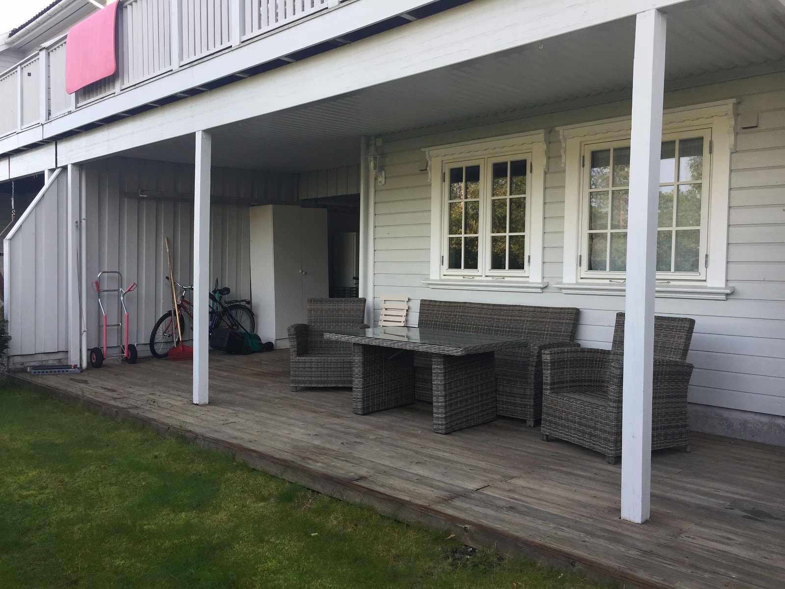 Ute plass Galleribilde