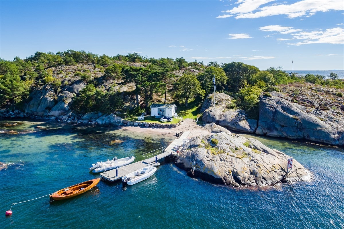 Brattholmen - Eksklusiv skjærgårdsluksus v/Hankø. Idyllisk øy på 103 mål m/arkitekttegnet hytte fra 2013 og strandhus. Galleribilde