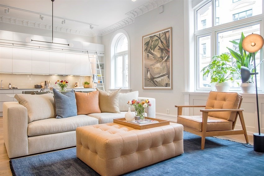 Leiligheten har store, rause rom, en takhøyde på hele 3,4 meter og store vindusposter - dette er med på å gi meget gode lysforhold!. Galleribilde