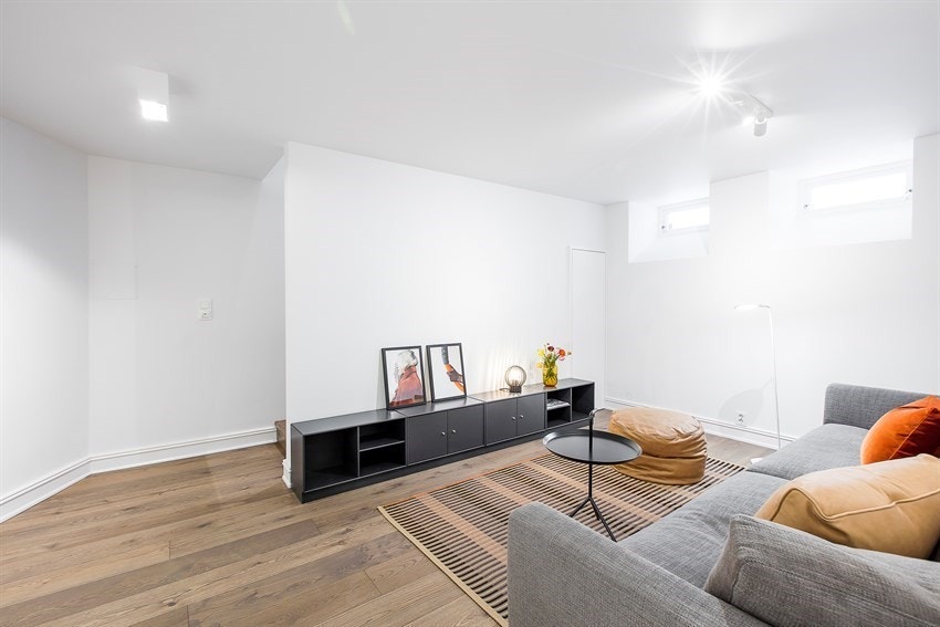 Romslig TV-stue i underetasje. Galleribilde