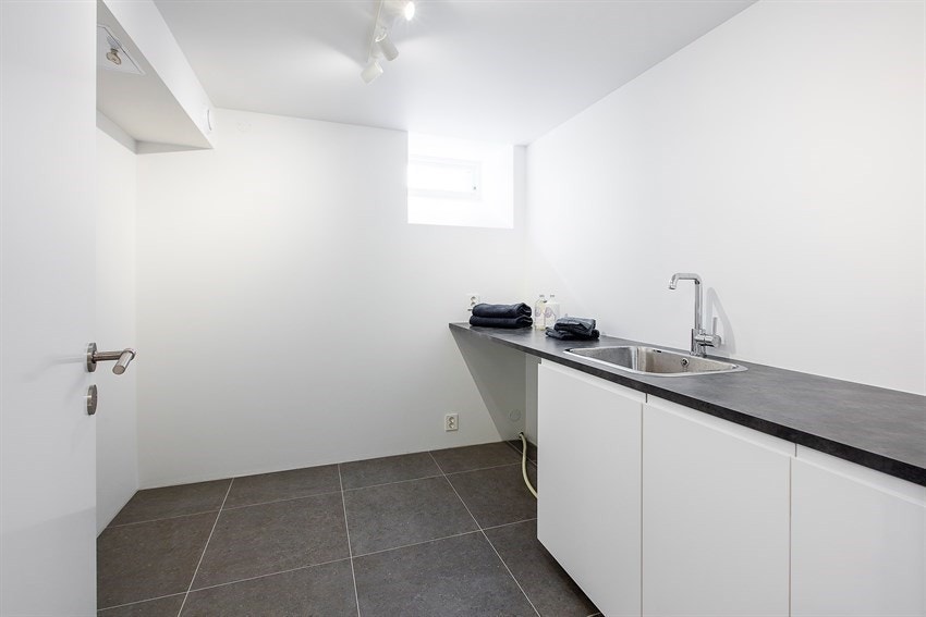 Praktisk flislagt vaskerom med varmekabler. Galleribilde