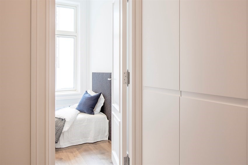 Leiligheten har to gode soverom som vender ut mot bakgård. Galleribilde